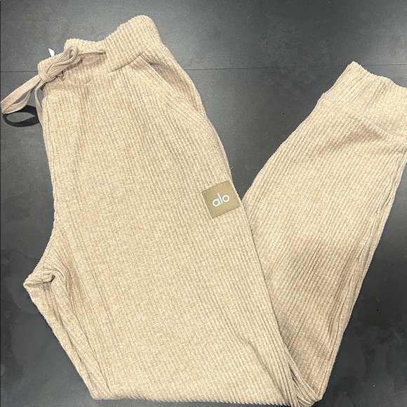 ALO Ypga Muse Set in Gravel - Picture 2 of 5